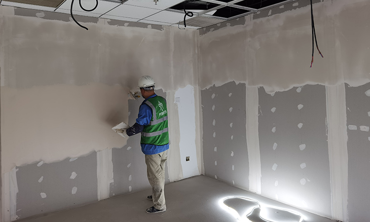 上海辦公室裝修現場墻頂面油工批嵌施工1