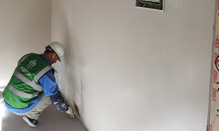 上海辦公室裝修現場墻頂面油工批嵌施工2