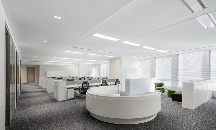 開(kāi)放式辦公區(qū)長(zhǎng)條桌布局