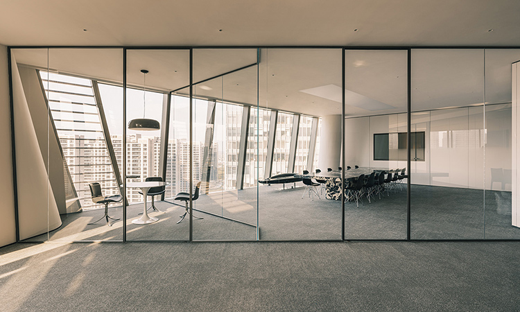 高層寫字樓落地玻璃會(huì)議室